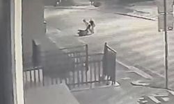 Aksaray'da bir kadın 2 kadın tarafından yol ortasında yere yatırıp böyle darbedildi