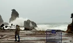 Amasra’da dev dalgalar sahili vurdu: Otoparkı su bastı