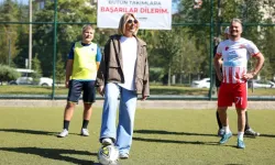 Ankara Etimesgut'ta Cumhuriyet Kupası için takımlar sahaya çıktı