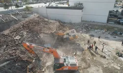 Ankara'da yıkımda korkutan an: Kepçe enkazın altında kaldı