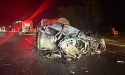 Ankara’da feci kaza! Bariyerlere çarpan otomobil alev aldı