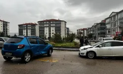 Ankara'da kontrolsüz kavşakta kaza: İki otomobil çarpıştı