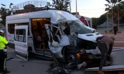 Arnavutköy’de servis minibüsü hafriyat kamyonuna çarptı: 9 yaralı