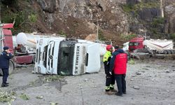 Artvin Hopa’da dev kaya parçaları tır parkına düştü: 1 ölü