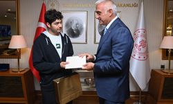 Bakan Ersoy, Türkiye derecesi yapan Ahmet Deniz'i ağırladı