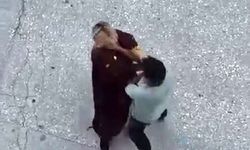 Cadde ortasında dehşet! Boğazını sıktığı kadını yerde sürükledi