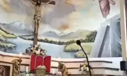 Ekvador’da ayin sırasında korkunç olay: Rahibin kafasına haç düştü!
