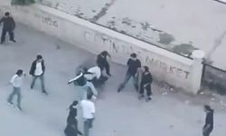 Elazığ'da sokak ortasında darp: Bir grup genç, araya aldığı şahsı öldüresiye darp ettiler
