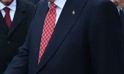 Erdoğan’ın Anıtkabir’deki KAAN desenli kravatı dikkat çekti