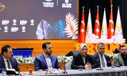 Fatma Betül Sayan Kaya’nın Erdin Özel’le aynı karede yer aldığı fotoğrafı sildiği ortaya çıktı