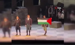 Kanada'da sahnede Filistin bayrağı açan opera sanatçısı görevden çıkarıldı