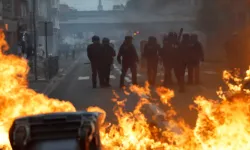 Fransa’da okul protestoları büyüyor: Liselerde yangın ve çatışma