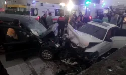 Gebze’de iki otomobil çarpıştı: 1’i ağır 4 yaralı