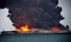 Hürmüz Boğazı'nda süper tanker mayına çarptı!