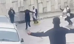 İzmir'de dikkat çeken görüntüler: Bir grup Yahudi sokakta zıplarken görüntülendi