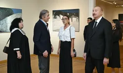 İlham Aliyev ve ailesi, Farhad Halilov'un 80. yıl sergisini gezdi