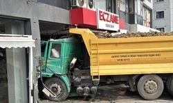İstanbul'da kamyon eczaneye çarptı: Çok sayıda yaralı!