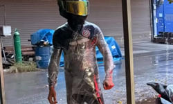 İstanbul’da motosiklet sürücüsünden ilginç yağmur önlemi!