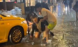 Taksiyi kurtarırken kendisi zorda kaldı! Teker çıktı, ayak kuyuya girdi!