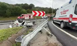 İstanbul’da virajı alamayan otomobil bariyerlere çarparak takla attı