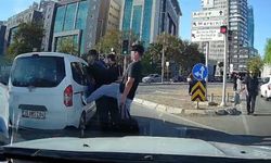 İzmir’de sürücüyle tartışan genç araca tekme attı! O anlar kamerada