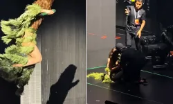 Jane Zhang sahneden 2 metre düştü, saniyeler sonra şarkıya döndü