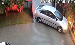 Kadın sürücünün bahçe kapısının önünde yaptığı manevra sosyal medyada viral oldu!