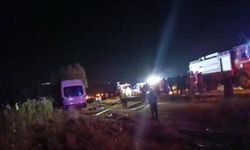 Kayseri’de can pazarı: İki işçi servisi ile iş makinası çarpıştı