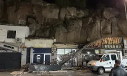 Kayseri’de korkunç kaza! 50 metrelik kayalıklardan dükkanların üzerine uçtu