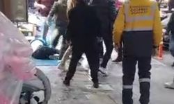 Kentin göbeğinde güpegündüz akıllara durgunluk veren saldırı kamerada: Sopa ve demir çubuklarla darbettiler