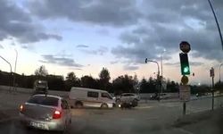 Bursa'da kırmızı ışık ihlali motosikletliyi hayattan koparıyordu: Sürücünün yerde sürüklendiği o anlar kamerada