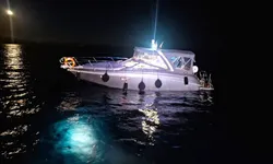 Marmaris'te tekne kayalıklara çarptı: 2 kişi ekiplerce kurtarıldı