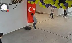 Okulda duygulandıran görüntü: Oyunu bıraktı, Türk bayrağını öptü