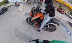 Motosikletli kadının tehlikeli çıkışı kamerada! Tırın altında kalmaktan son anda kurtuldu