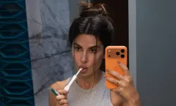 Nesrin Cavadzade siyah bikinili pozlarıyla yaz sezonuna veda etmedi