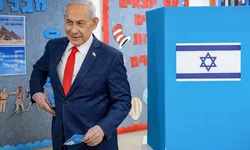 Netanyahu seçim bitimine bir saat kala AVM’ye gitti, megafonla oy istedi