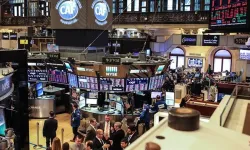New York'ta yeni hafta karışık başladı: Gözler Fed tutanaklarında