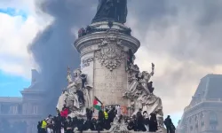 Paris’teki Cumhuriyet Anıtı’na Sarı Yelek giydirildi!