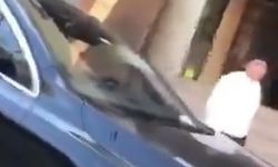 Park yerinden çıkamayınca direksiyonu ortaokul öğrencisi oğluna verdi! O anlar kamerada