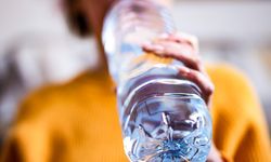 Plastik şişelerin altındaki çukurun sırrı ortaya çıktı! Meğer bakın ne işe yarıyormuş