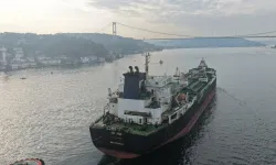 Saldırıya uğrayan AK ANA tankeri İstanbul Boğazı’ndan geçti! Gemi trafiği geçici olarak kapatıldı