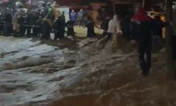 Sarıyer Ayazğa'da sel felaketi! Araçlar sürüklendi, vatandaşlar halat ve botlarla böyle kurtarıldı