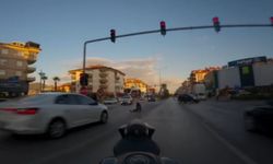 Şerit değiştirip sola dönmek istedi! Motosikletli kazadan kaçamadı