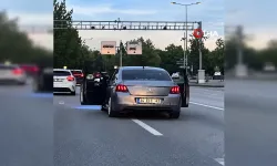 Seyir halindeki otomobilin kapılarını açtılar, o anlar kamerada!