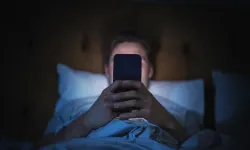 Sosyal medyada saatlerce kaydırmanın nedeni: Doomscrolling nedir?