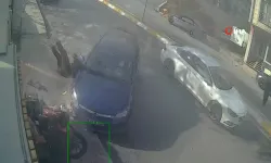 Direksiyon hakimiyetini kaybetti! Önce motosikletliye, ardından yayaya çarptı