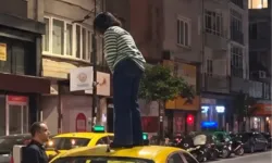 Taksi şoförüyle tartıştı, aracın tavanına çıktı!