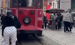 Taksim’de facianın eşiğinden dönüldü! Fotoğraf çekerken bebek arabasını tramvayın altına sürdü