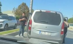 Trafikte korku dolu anlar! Kornaya basan kadın sürücünün önünü kesip hakaret etti