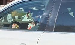 Trafikte şaşırtan görüntü! Bir eliyle hamburger, diğer eliyle içecek tüketti